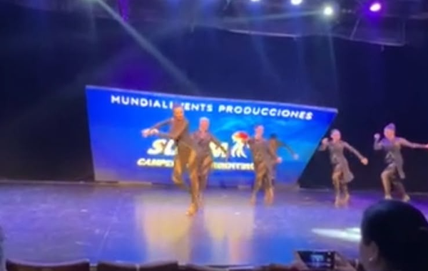Una pantalla gigante cayó sobre bailarinas en un festival: el video y relato de la profesora