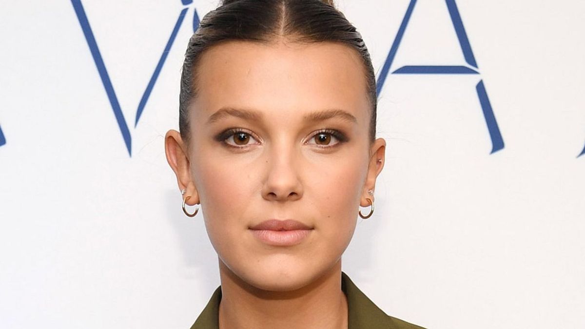 Netflix y Millie Bobby Brown deslumbran con el estreno de una nueva comedia romántica.