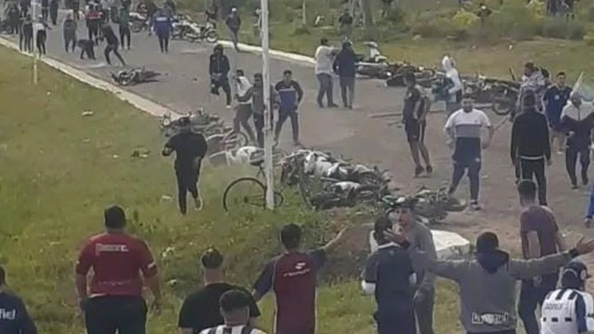 Los incidentes entre hinchas de Talleres y el grupo de piqueteros se produjeron en la Ruta Nacional 11