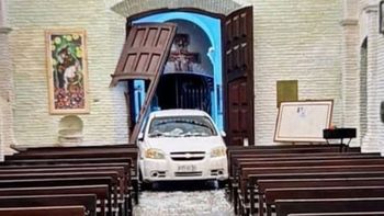 ¡Dios!, ¡Dios!: un conductor se incrustó con su auto en una iglesia y todo quedó grabado