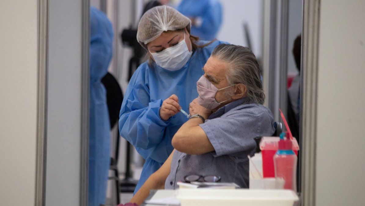 Aplicación de las vacunas COVID-19 a los adultos mayores de 75 años en CABA