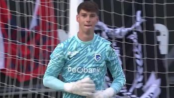 atajo un penal en su debut profesional y la hinchada rival lo ovaciono: la imagen que emociona al futbol atajo un penal en su debut profesional y la hinchada rival lo ovaciono: la imagen que emociona al futbol