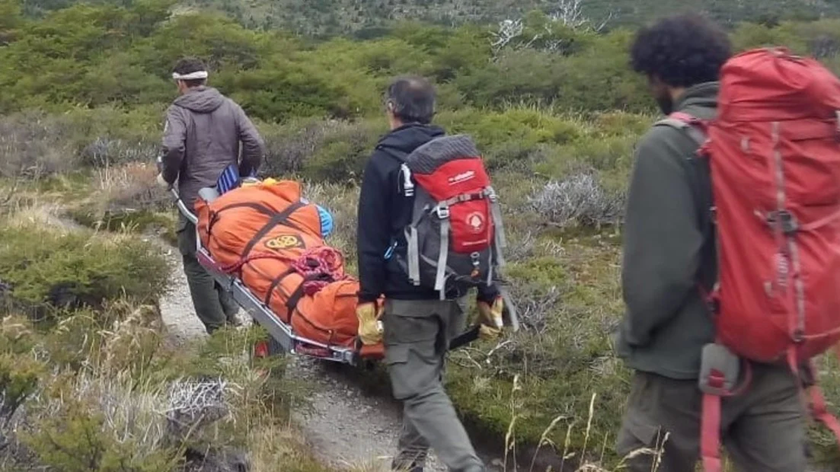 Los gendarmes le brindaron asistencia a la víctima y la trasladaron en camilla durante 10 kilómetros hasta la localidad de El Chaltén.&nbsp;