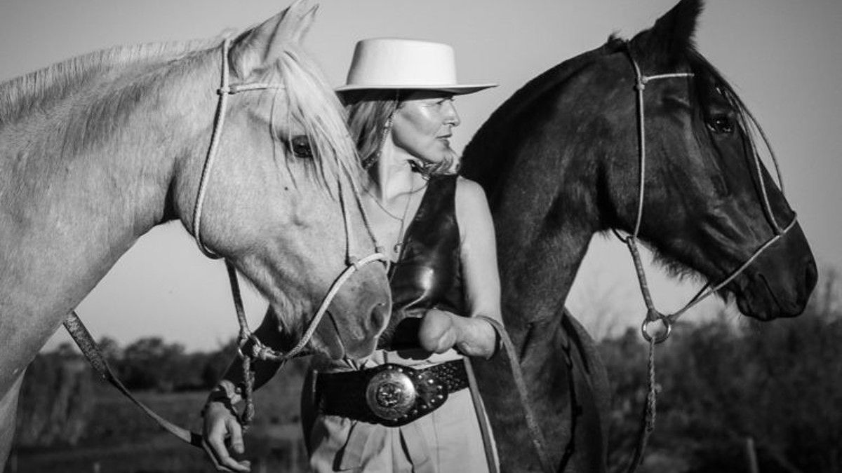 Una historia de resiliencia. Alfonsina Maldonado junto a uno de sus caballos. Muchas veces también llegué a pensar por qué estoy viva. Yo viví en esa normalidad muchos años y no es normal lo que viví.