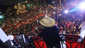 Perú: Castillo se da como ganador, mientras Keiko espera los votos del extranjero