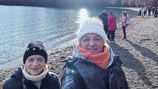 Marcela Feudale mostró las fotos de sus vacaciones extremas en el sur junto a su mamá de 87 años