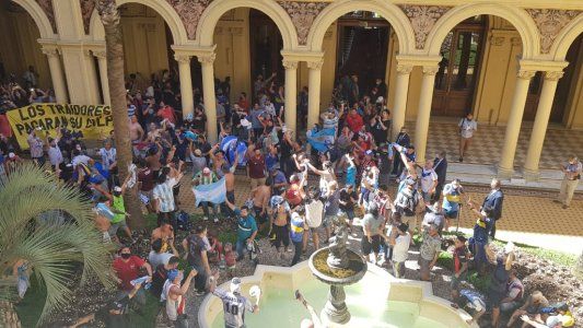 La historia secreta de cómo se desmadró el velatorio de Diego Maradona: el megáfono de Alberto, un llamado a Cafiero y el rol de CFK