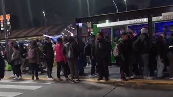 Paro total en la línea C de subte: miles de pasajeros quedaron varados y hay largas filas para tomar colectivos