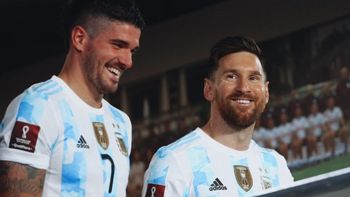 Dos enamorados: el abrazo viral de Rodrigo De Paul a Lionel Messi en la práctica de la Selección Argentina