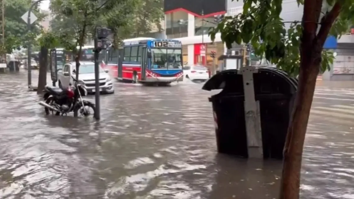 El diluvio en la Ciudad colapsó varios barrios porteños. (Foto: captura vídeo NA)