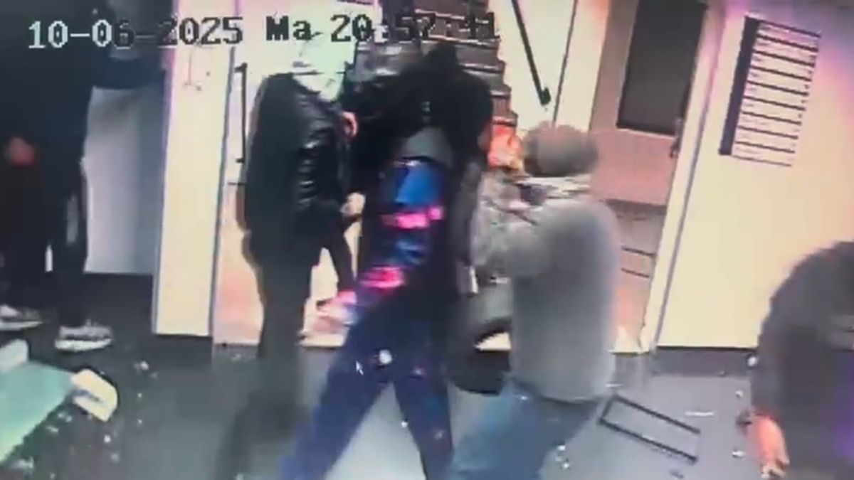 Las cámaras de seguridad captaron los destrozos realizados por un grupo de manifestantes (Foto: captura de video).