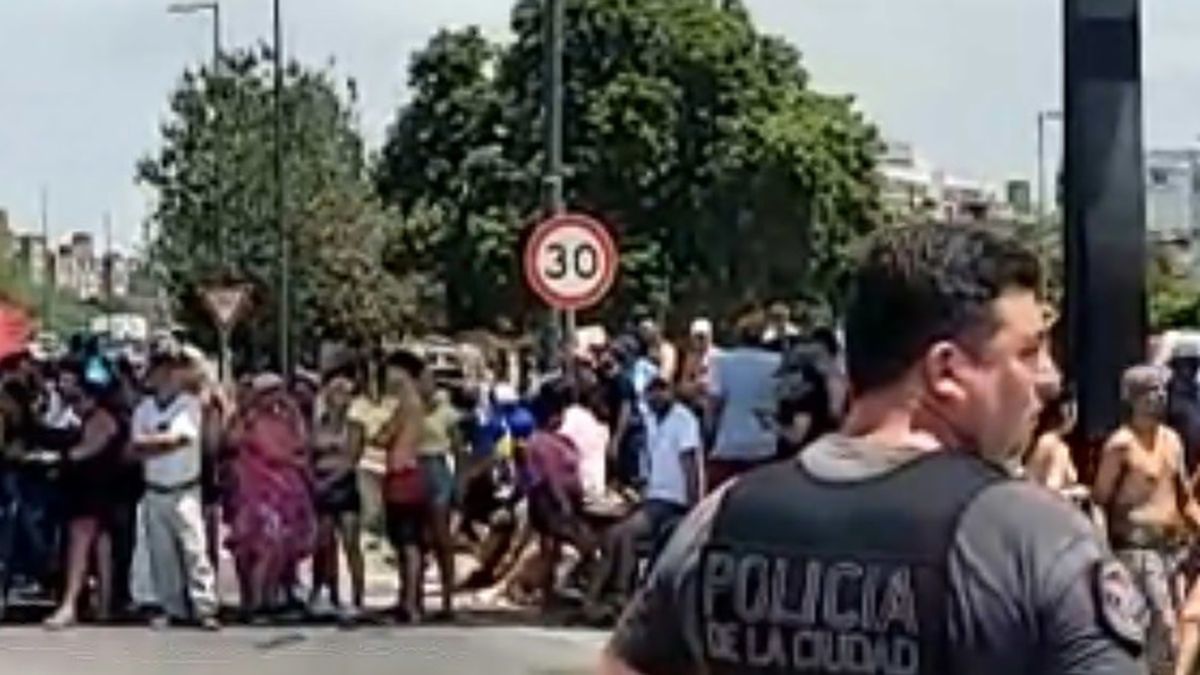 Los vecinos que protestaron sobre la autopista Dellepiane.&nbsp;