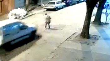 Video: persiguió y atropelló a un ladrón que había robado en la casa de su madre