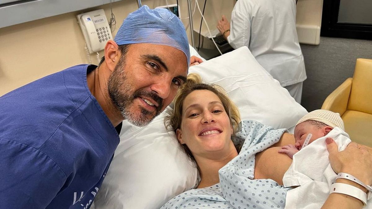 Mica Viciconte y Fabi&aacute;n Cubero junto a Luca, minutos despu&eacute;s de su nacimiento en la sala de partos de la maternidad Suizo Argentina en la noche del 6 de mayo de 2022.