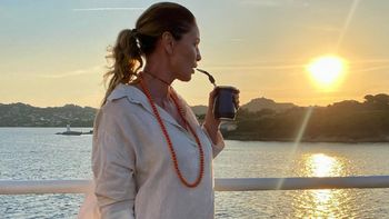 Las espectaculares fotos en bikini y a pura sensualidad de Karina Mazzocco en Italia: Desconectar