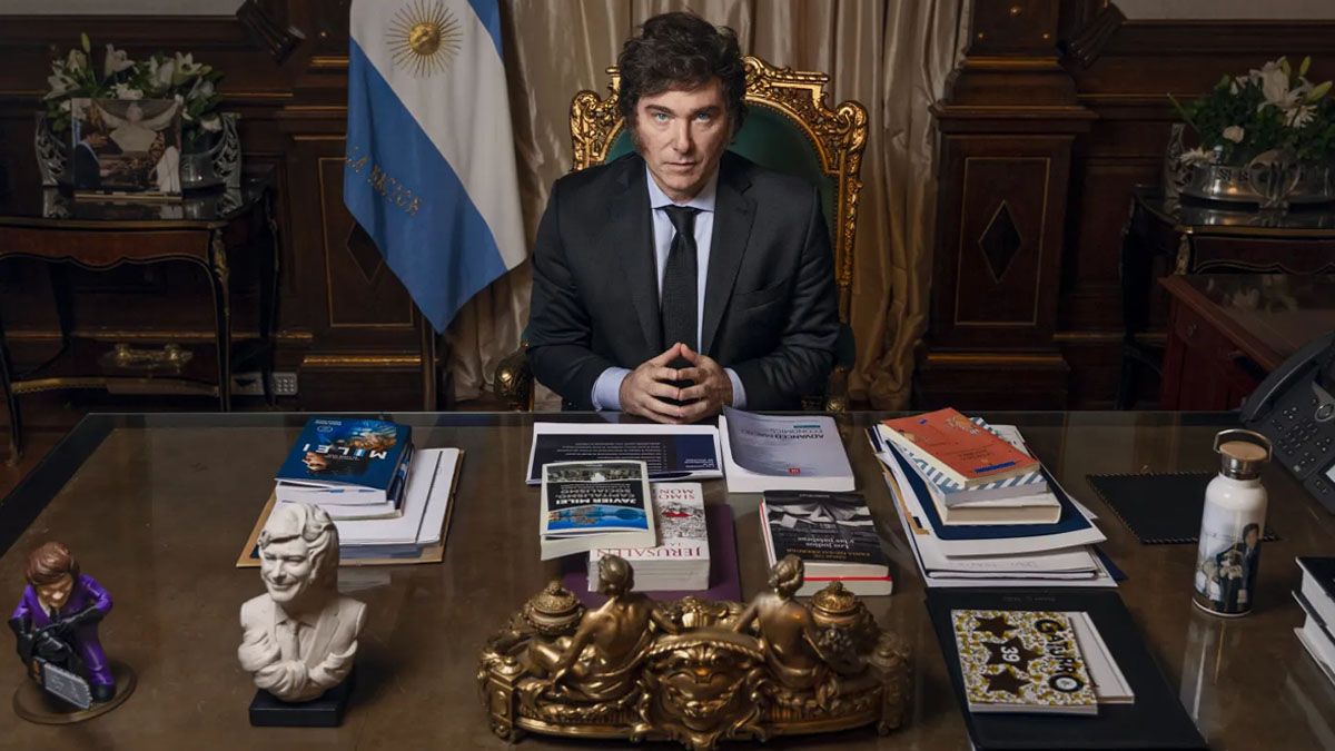 Javier Milei, en su escritorio de la Casa Rosada (Foto: TIME).