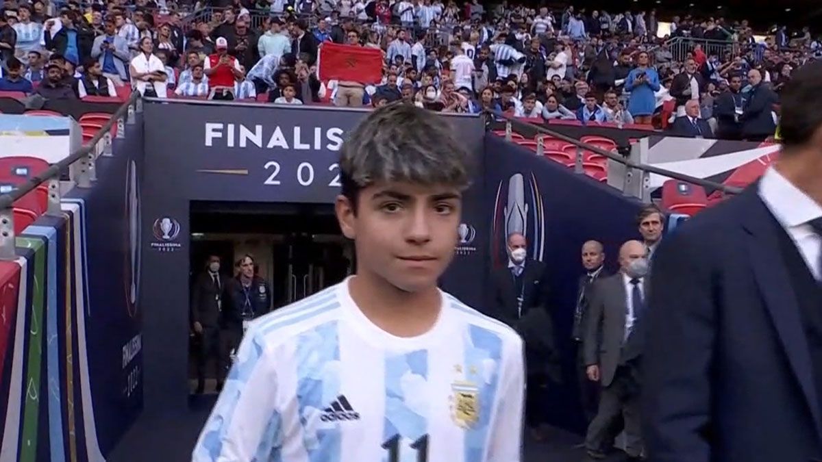 El hijo del Kun Agüero entro al estadio para realizarle un homenaje a Maradona