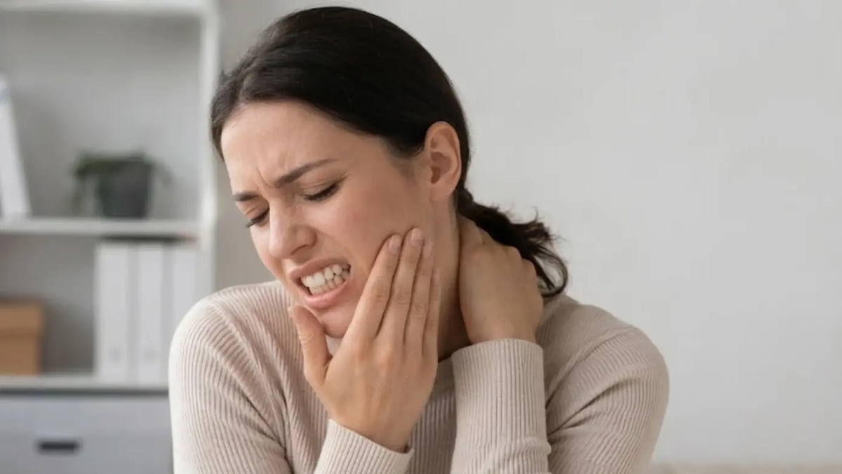 Destrabar la articulación temporomandibular evita las migrañas y la rigidez cervical de fin de semana. Foto: Astrología y salud.