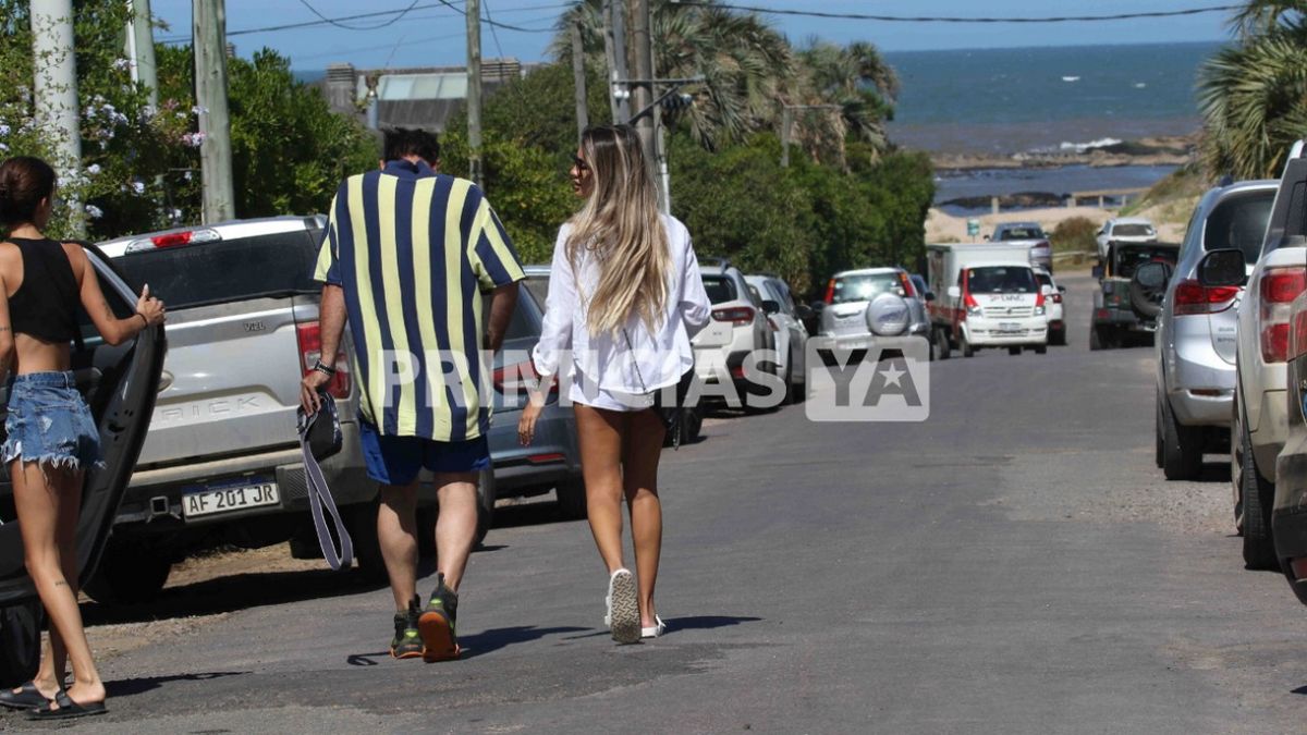 Tranquilos y relajados, Chano Moreno Charpentier y su amiga caminaron por las callecitas de José Ignacio hasta el faro del puerto. 