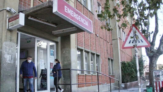 Una adolescente de 14 años lucha por su vida tras recibir un disparo en la cabeza: la hipótesis sobre el juego con su novio