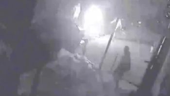 Horror: su ex la prendió fuego en plena calle y murió frente a su novio. (Foto: captura de video)