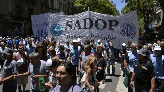 Convocan a un paro nacional docente para el martes por el conflicto en Chubut y en reclamo de paritarias
