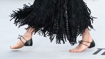 Margaret Qualley llevó las sandalias sin suela de Chanel y convirtió la alfombra roja en debate fashion