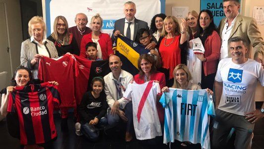 Los clubes de la Superliga entregaron batas hechas con camisetas para los pacientes del Hospital Garrahan