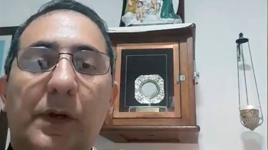 Una enfermera acusó a un cura por violencia de género tras una relación y le encontraron un arsenal