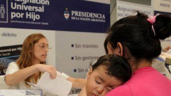 El ministerio de Desarrollo busca ampliar la AUH a un millón de niños y rediseñar el IFE