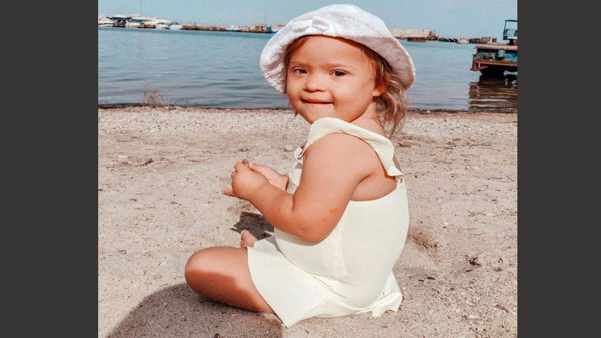 La pequeña Irina en la playa, incapaz de imaginar su trágico final bajo el fuego aéreo ruso (Foto: Gentileza The Sun)