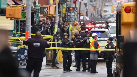 Arrestaron en Nueva York al presunto responsable del tiroteo en el subte que hirió a al menos 16 personas