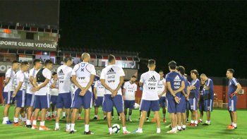 ¿Espionaje? El entrenamiento de la Selección Argentina se vio alterado por la presencia de un extraño helicóptero