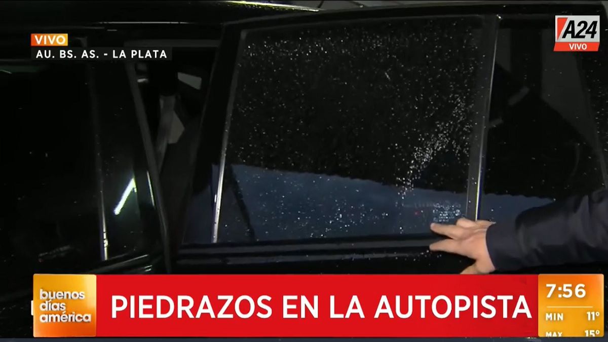 Así quedó el vidrio tras el impacto. Foto: captura de Tv.&nbsp;
