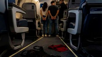 pasion y denuncia: pasajeros quisieron tener relaciones en pleno vuelo y fueron detenidos pasion y denuncia: pasajeros quisieron tener relaciones en pleno vuelo y fueron detenidos