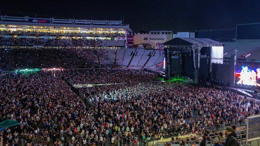 Sorprendente recital en Nueva Zelanda: 50.000 personas, sin barbijo, en plena pandemia