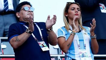 Maradona alentó a la Selección acompañado de Rocío Oliva