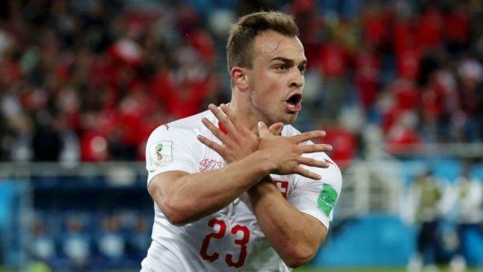Suiza se lo dio vuelta a Serbia y le ganó 2-1 con un contragolpe furioso de Shaqiri, su figura