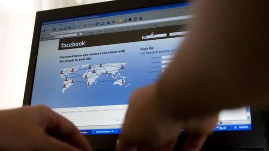Una docente fue estrangulada y buscan a un mexicano que conoció por Facebook
