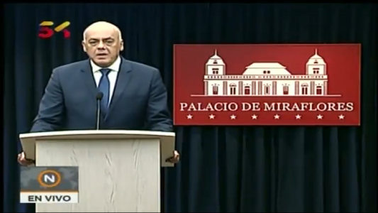 Fue un atentado contra Nicolás Maduro, dijo el ministro venezolano Jorge Rodríguez