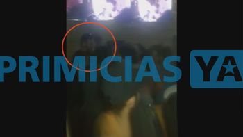 Jonás Gutiérrez a los besos en un boliche