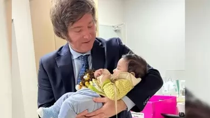 La primera vez de Milei: será padrino de un séptimo hijo varón nacido en Santa Cruz