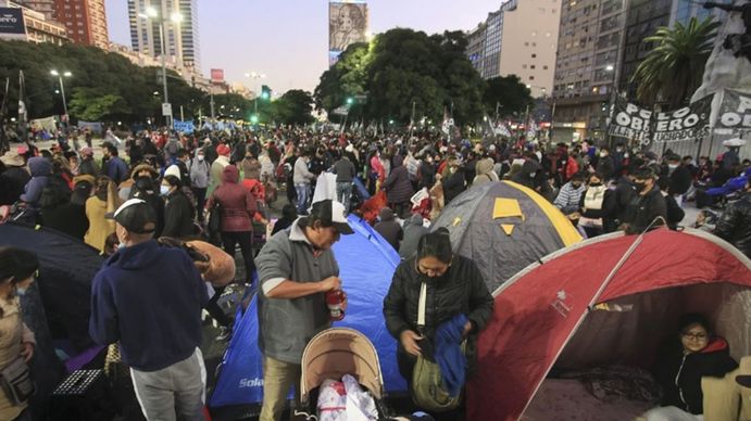 Tercer día de acampe en la 9 de Julio: la autopista Ricchieri también es un caos por un corte total