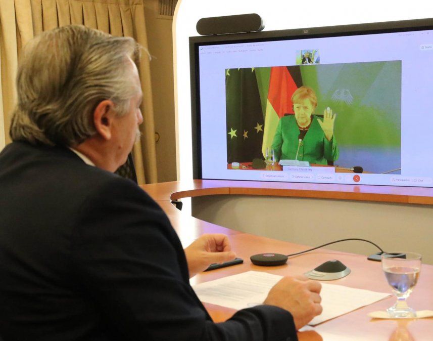 Alberto Fernández en videoconferencia con Angela Merkel pidió suspender las sobrecargas del FMI. (Foto: Presidencia)