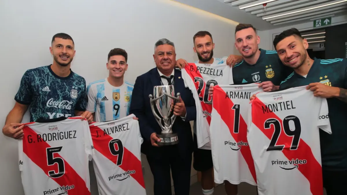 Claudio Tapia con los jugadores que ganaron la Finalissima y pasaron por River. (Foto: Prensa River)