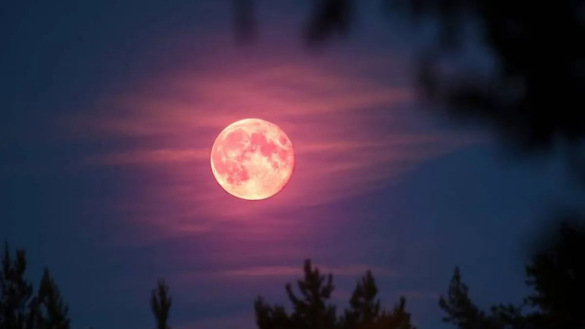 La Luna Rosa regresa como uno de los eventos más llamativos del calendario astronómico.