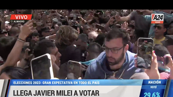 Milei votó entre una multitud que lo esperó y le cantó el feliz cumpleaños