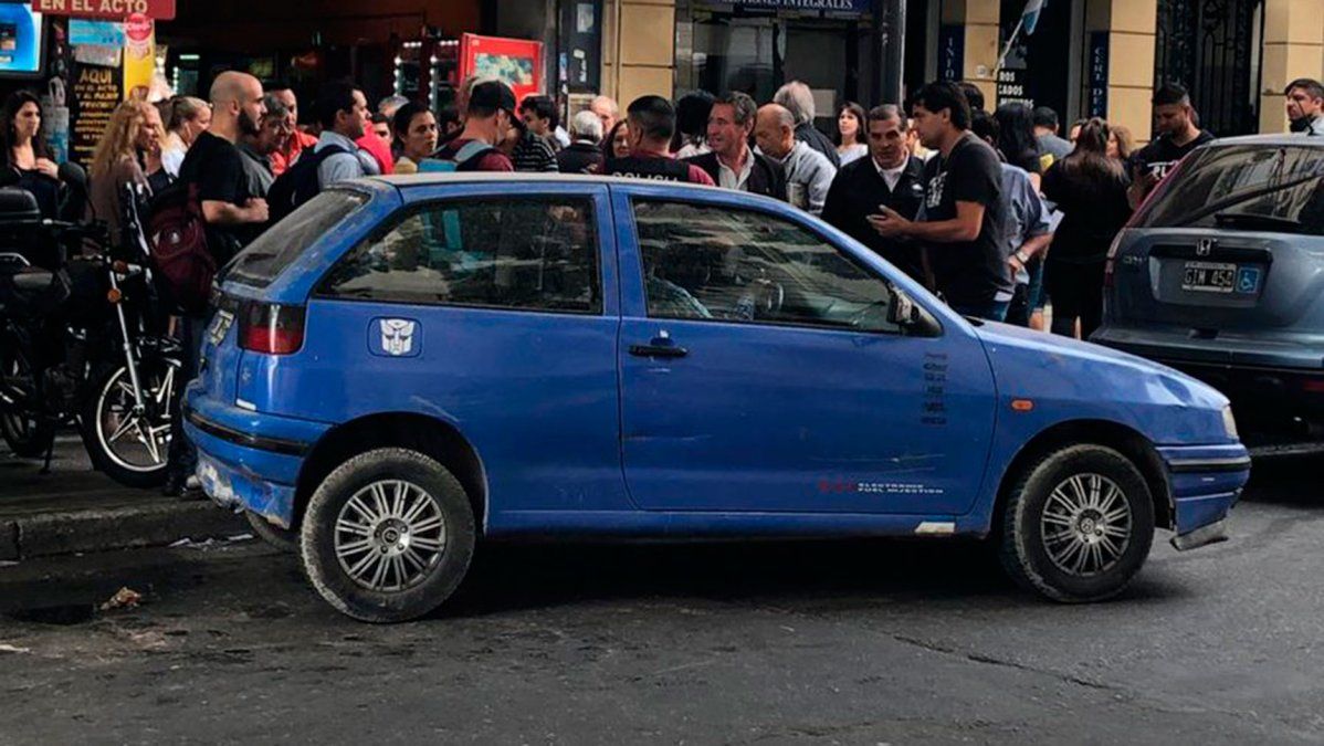 Un hombre se atrincheró dentro de su auto en la puerta de Tribunales y evitó que la grúa se lo llevara