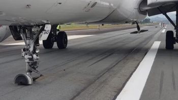 Dramático momento en un avión: explotó una rueda y aterrizó de emergencia Dramático momento en un avión: explotó una rueda y aterrizó de emergencia