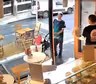 Video: robó la propina, la empleada lo enfrentó armada y el cruce tuvo un final inesperado